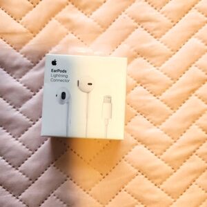 Apple earpods wired lightning connector